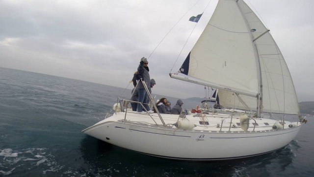 gente saludando en velero